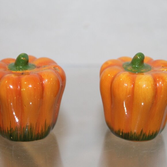 Miniature Ceramic Halloween Thanksgiving Fall Pumpkin Salt & Pepper Shakers - Picture 2 of 4